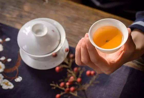  如何冲泡红茶 家庭泡红茶的方法 办公室泡红茶的技巧
