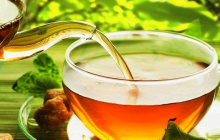  在红茶中加入冰糖的作用 红茶能滋阴润肺 扩张血管和预防心脏病的好处