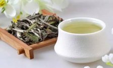 <b> 白茶的功效与作用及禁忌都有哪些 白茶的好处和饮用禁忌</b>