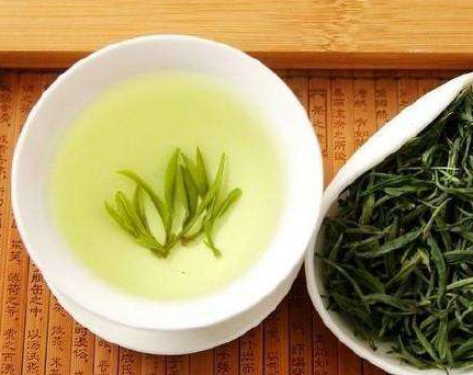  喝龙井茶有助于减肥 喝龙井茶减肥的方法 龙井茶的冲泡方法