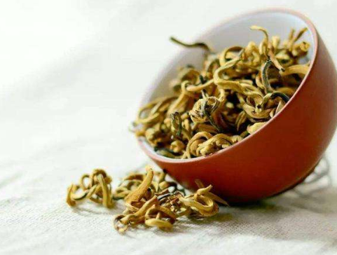  喝黄茶的注意事项 喝醉的人可以喝茶吗 心脏病的人不能喝茶