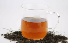  白茶和红茶功效的比较 冬天喝红茶暖胃 夏天喝白茶可以防暑降温
