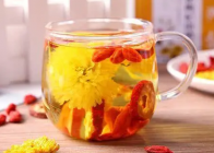 泡茶的菊花可以吃吗 天然的黄菊花能够泡水喝吗