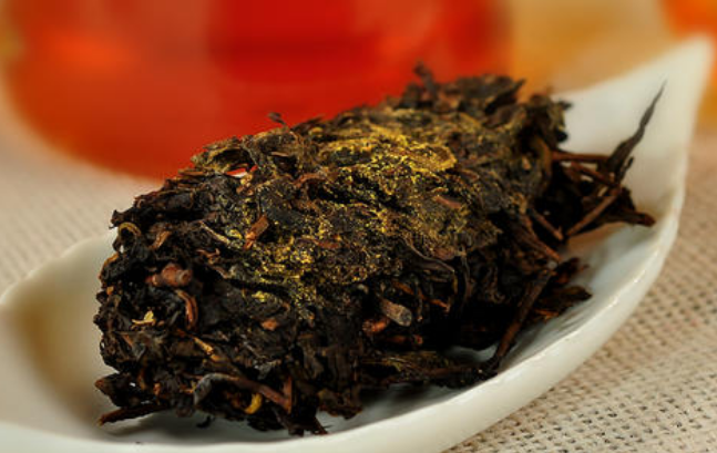  黑茶适合什么样的茶壶来泡茶 纯银茶具冲泡黑茶的方法