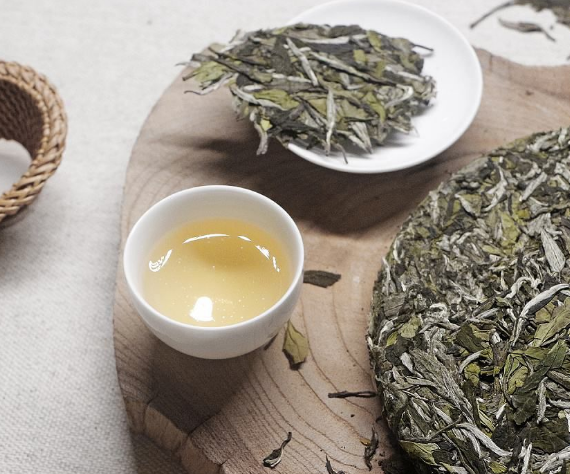  白茶和红茶的区别 夏天喝白茶可以防暑降温 冬天喝红茶暖胃