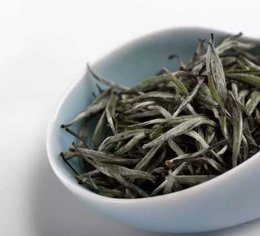  白茶和红茶的区别 白茶与红茶的功效有什么不一样 白茶与红茶品种