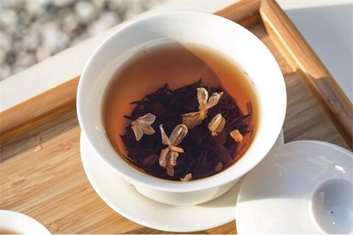  泡红茶茶具有哪些？喝红茶用盖碗冲泡还是用紫砂壶好？